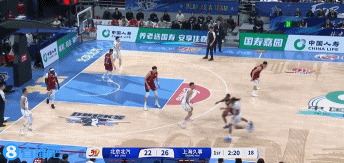 平地起驚雷！閆鵬飛接球順下 力壓周琦單臂暴扣