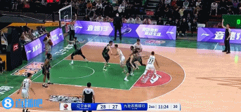很激烈！賈昊籃下接發(fā)球順勢上籃打中 吉林反超遼寧