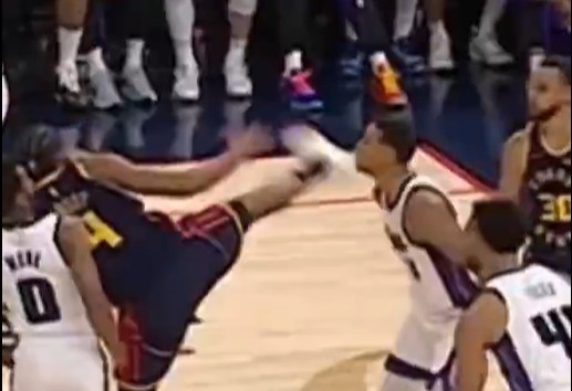 抬腳過高踢到了對手下巴！NBA官方：穆迪這一動作被判1級惡犯
